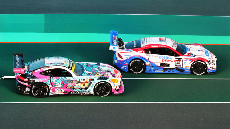 左：グッドスマイル 初音ミク AMG 2025 Ver.、右：DENSO KOBELCO SARD GR Supra