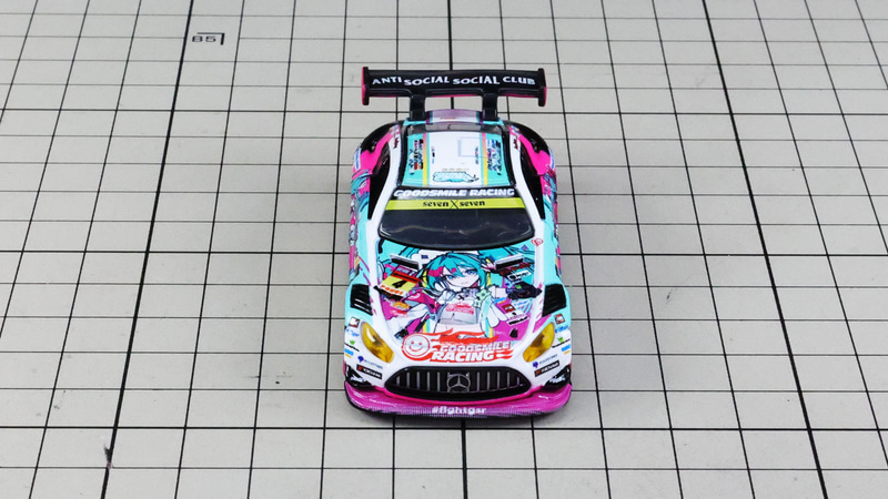 フロント：ボンネット上全体にレーシングミクを大胆にあしらっています