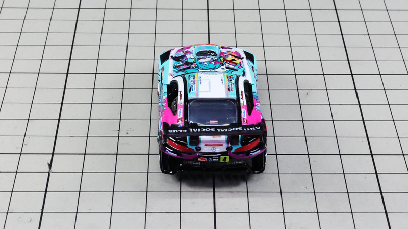 リア：こちらはレーシングカーを物語るメカニカルな印象