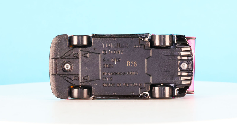 シャーシ：フラットな底面とリア（写真右）のディフューザー形状がシャープです