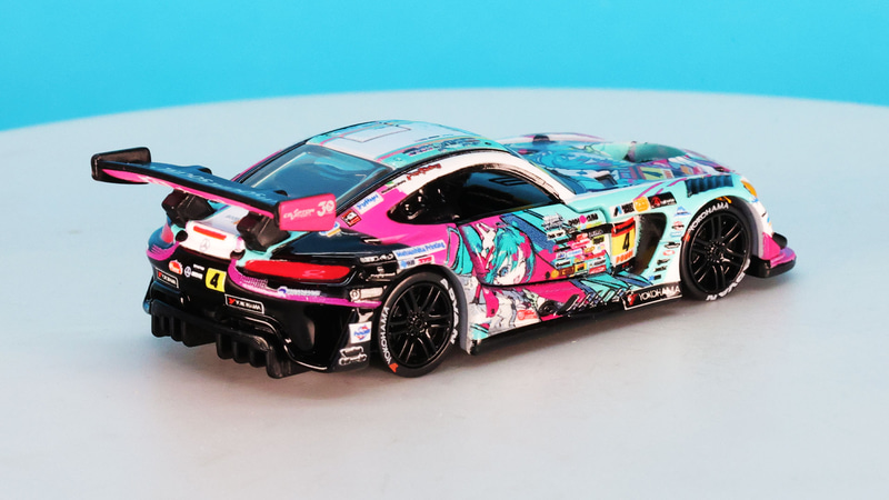 華やかな加飾はフロントからリアにまで全周にわたって及びます