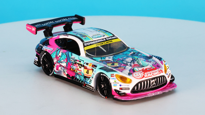 メルセデス AMG GT3のハードなイメージとレーシングミクのかわかっこいいイメージが融合