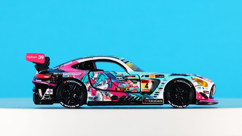 それはもちろんクルマの左右両サイドに及びます