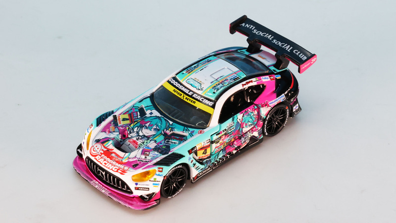 一番目立つボンネットの上にもレーシングミクが描かれます