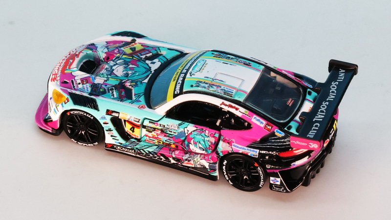 えぐれたフロントセクションの中によくドア開閉機構を盛り込んだものです