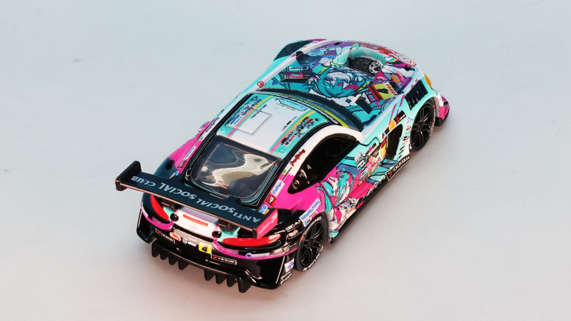 どこからみても華やかであり、それを実現してしまうトミカプレミアムRacingのすごさも際立ちます