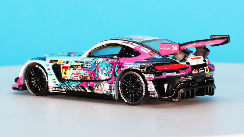 大きなリアウイングがレーシングカーの迫力を醸し出しています