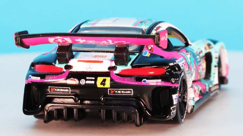 大きなリアウイングがレーシングカーの迫力を醸し出しています