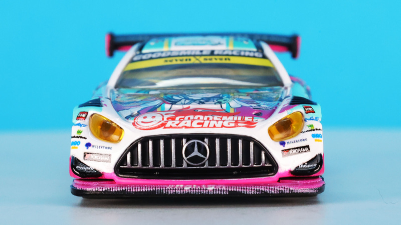 フロントのインテークグリルの縦スリット、メルセデスの巨大なロゴの塗分けがシャープです