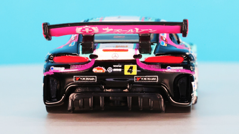 リアのランプを含めた塗分けの緻密さに驚きます