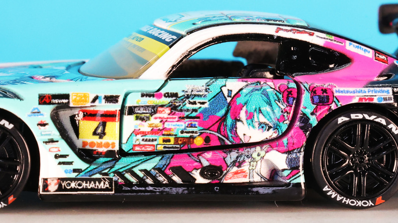 多数のスポンサーステッカーがびっしり！サイドのプリントもすばらしい精度です