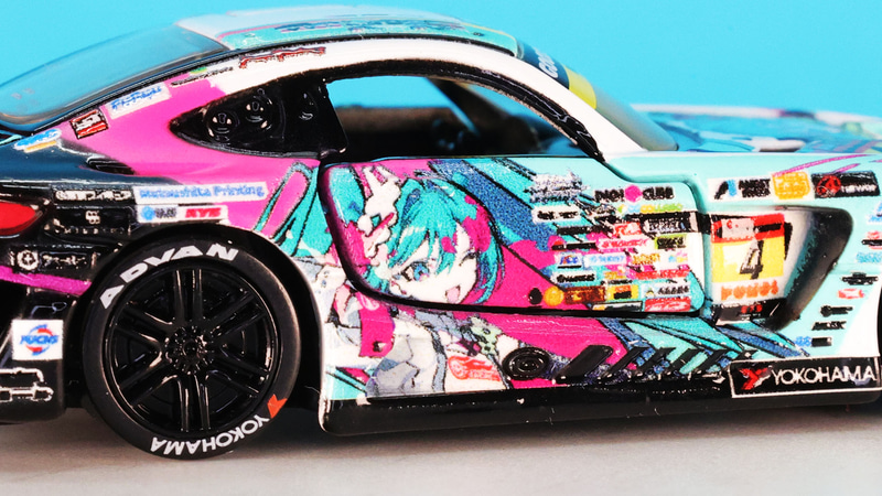 ボンネットフードにも大きくレーシングミクがプリントされます