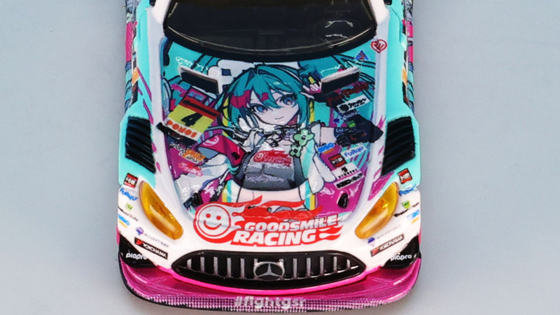 ボンネットフードにも大きくレーシングミクがプリントされます