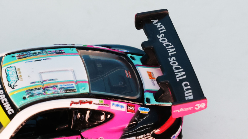 リアウイングもプリントがされます