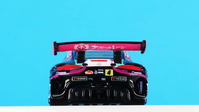 それは裏にも！「アズールレーン」のロゴがプリントされています