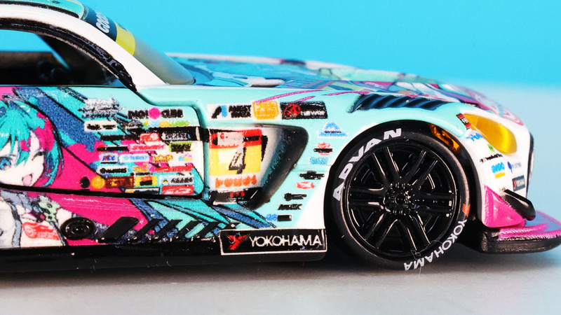 フロントフェンダー後端にあるエアーアウトレットの深いえぐれの再現度がすごい