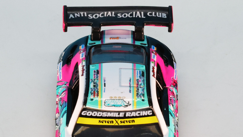 ルーフ上のドライバー脱出用のパネルラインもモールドされています