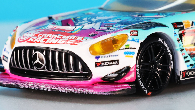 GT300車両のヘッドライトはイエローです。その下のカナードフィンにもプリントされていて驚愕です