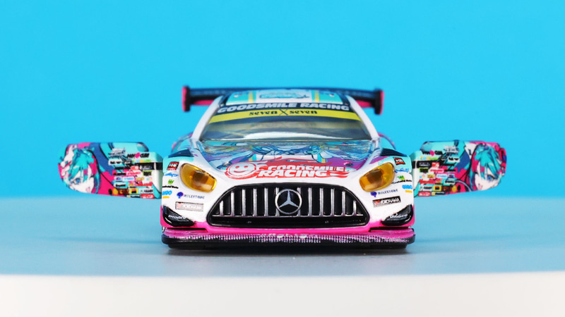 左右を開いて正面から見ると3人のミクでみっくみくにしてやんよ！