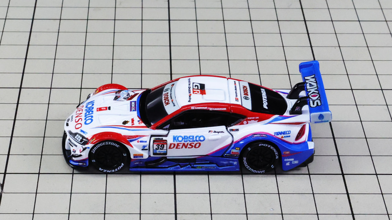 サイド：ホワイトカラーにブルーとレッドのアクセントカラーが特徴