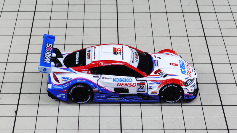 リア：きゅっと絞り込まれたキャビンが空力の効率の良さを感じるリアセクション