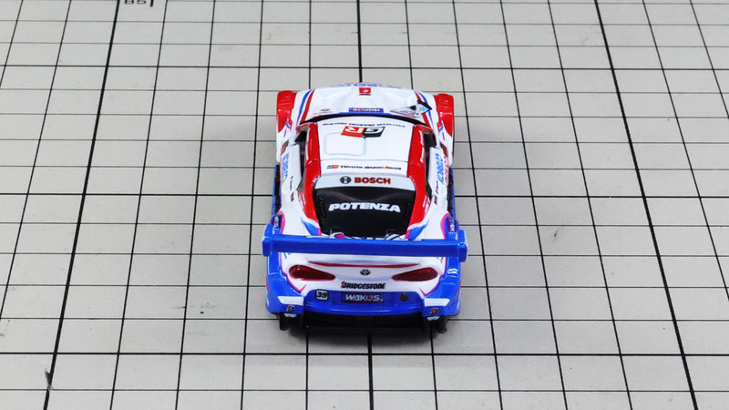 リア：きゅっと絞り込まれたキャビンが空力の効率の良さを感じるリアセクション