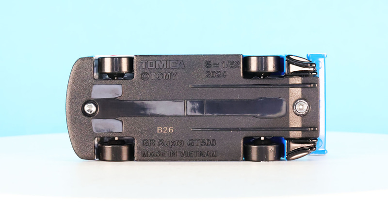 シャーシ：フラットであり中央のスキッドブロックや車体中央からリアへ延びるディフューザーが見える