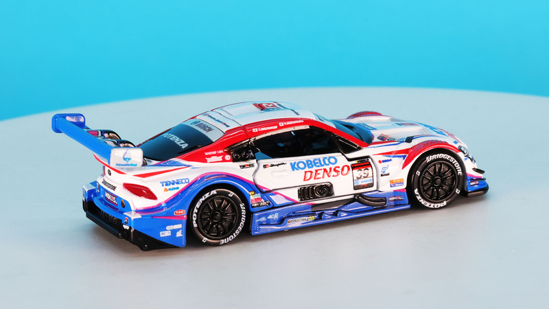 ホワイトカラーベースにブルーとレッドのアクセントカラーで鮮やかに彩られています