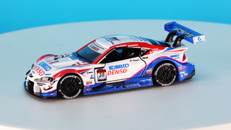 トミカプレミアムRacingは車体全体のスポーンサーデカールも精密に再現します