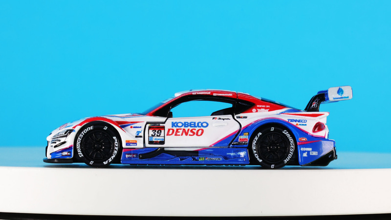 低く丸みを帯びたフロントからリアへかけて空力がよさそうなシェイプを見事に再現しています