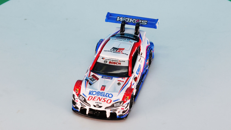 大きく張り出したフロントフェンダーがレーシングカーの迫力を魅せつけます