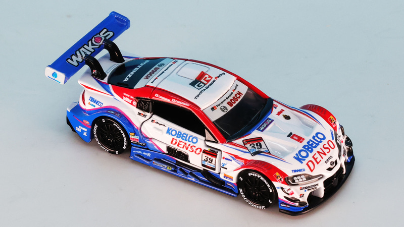 巨大なリアウイングで強力なダウンフォースを発生させます