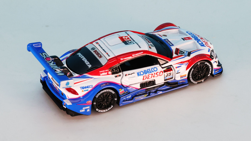 ブルーやレッドのアクセントカラーはグラマラスな車体のシェイプを際立たせるように配置されています