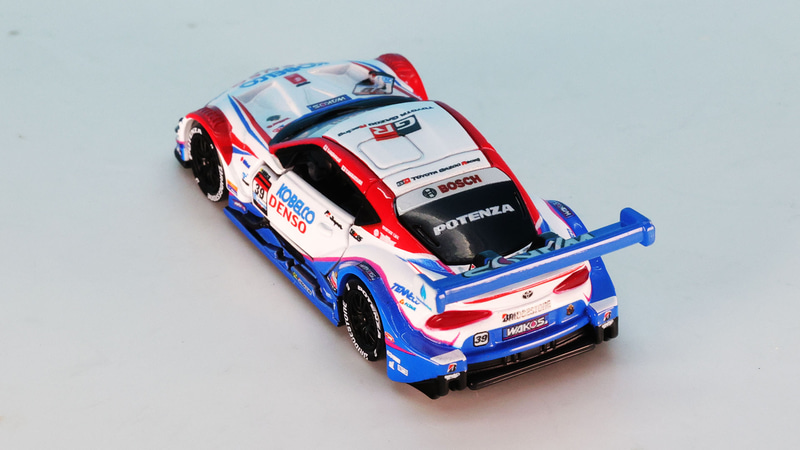 レースの中継映像でよくみるクルマがトミカプレミアムRacingとなって手元に置ける楽しさを感じます