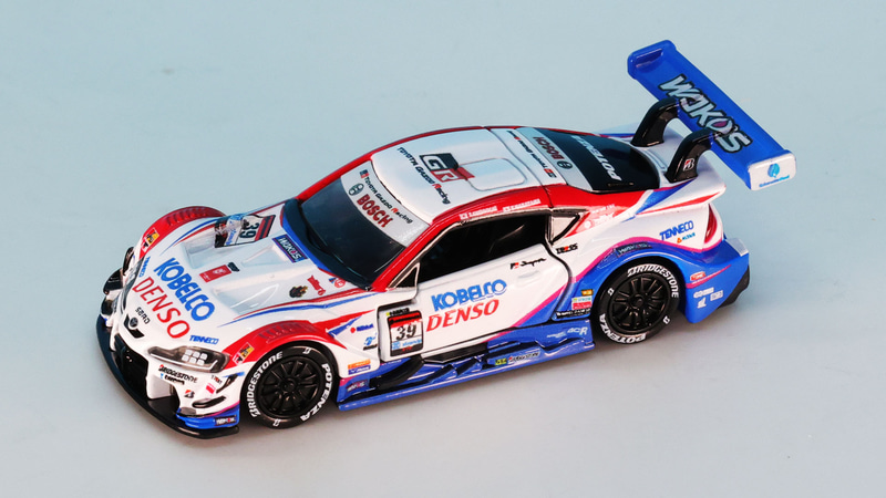 レースの中継映像でよくみるクルマがトミカプレミアムRacingとなって手元に置ける楽しさを感じます