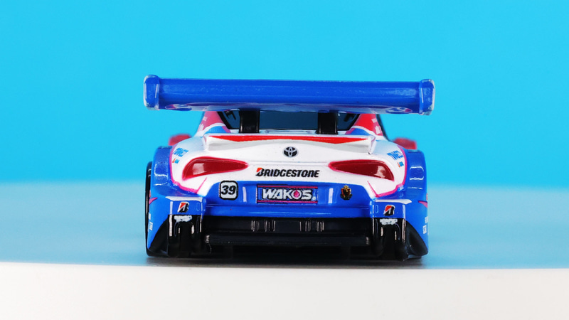 車幅いっぱいに広がるリアウイング！