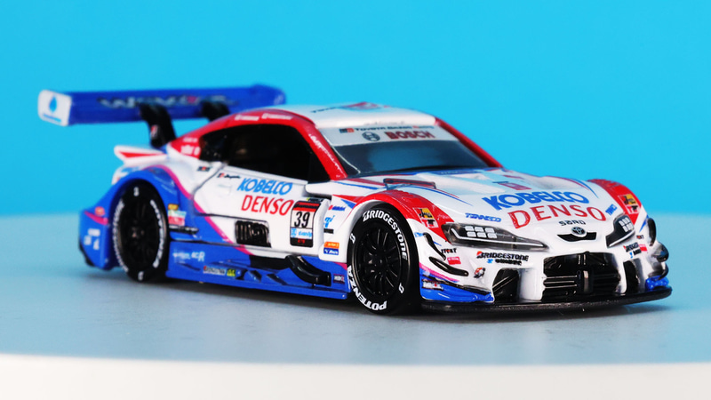 各部のスポンサーデカールの精密さ！