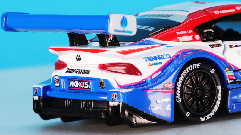 リアの灯火類は塗装、トランク部のスポイラー形状やカラーも忠実に再現しています