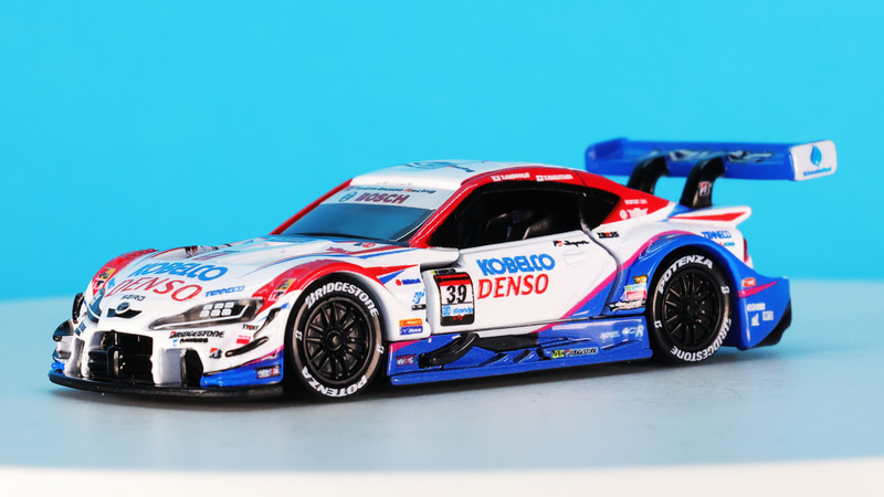 ヘッドライト内の片側6連LEDをプリントで表現しています