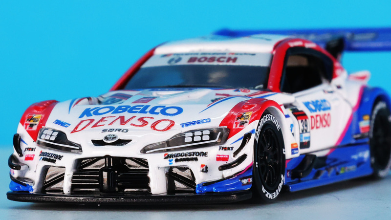 ヘッドライト内の片側6連LEDをプリントで表現しています