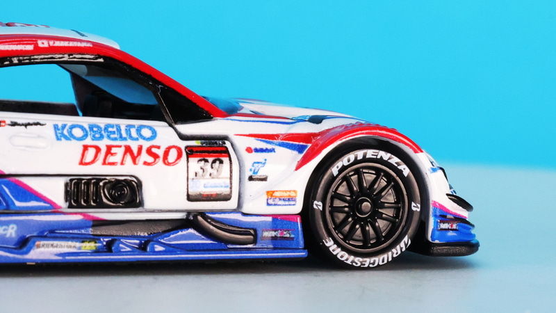 タイヤとフェンダーアーチのピッタリ合うラインが実車をイメージさせます！