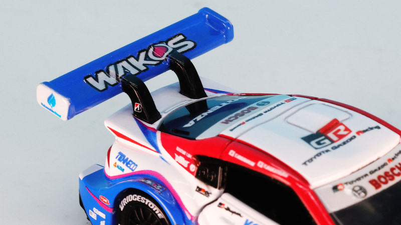 リアウイングにあるWAKO'Sロゴのプリントはウイングステーの形状に追従しています。すごい！