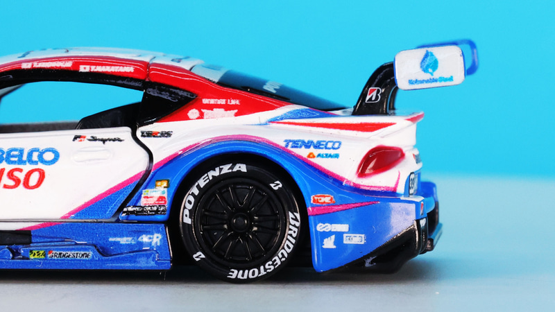 リアウイング翼端板にも精密プリントされていますし、ステーのサイドにも……！