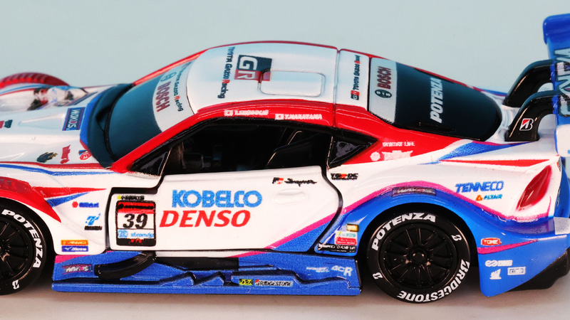 車両サイド下部のエアロ形状に注目。気流をコントロールする細かなフィンのディテールが再現されています