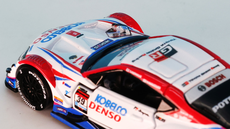 ボンネット上やフロントフェンダー上のダクトの精密さに注目です