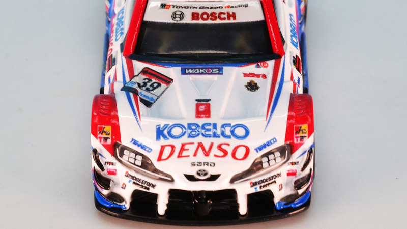 右側ドア下にはエキゾーストもモールドされています