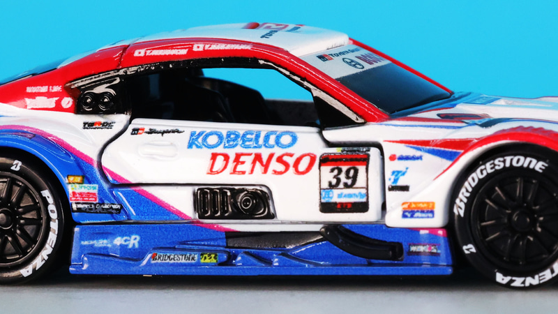 右側ドア下にはエキゾーストもモールドされています