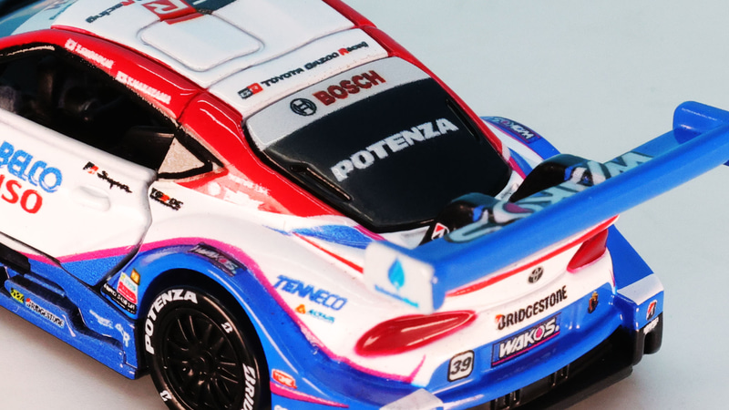 リアウインドウ部にはブリヂストンタイヤのブランド“POTENZA”のロゴが描かれます