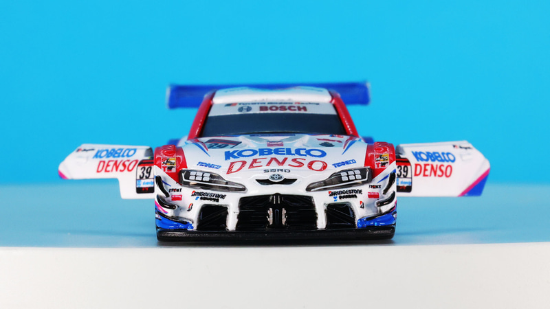 左右のドアで形状が違うことに注目です