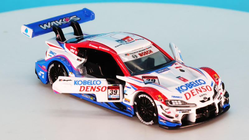 右側のドアはドライバーが乗り込むところではなくエキゾーストがあるのでこの形になります